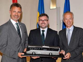 Left to right: Wolfgang Schroll, CEO, VOR / Ludwig Schleritzko, Landesrat für Finanzen und Mobilität, Lower Austria / Gerhard Stindl, CEO, NÖVOG / ©: NLK/Reinberger